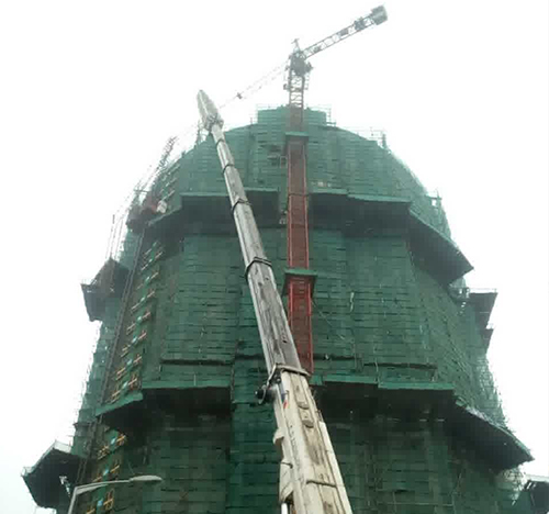 理塘吊车在工地上作业
